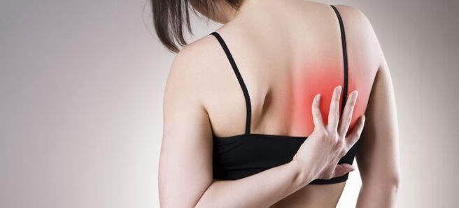Zwiększony ból pleców podczas ruchu jest oznaką osteochondrozy klatki piersiowej